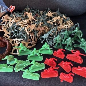 Huge Vintage Lot 145 pieces Plastic Army Men Lot Many Colors Scale Wild West